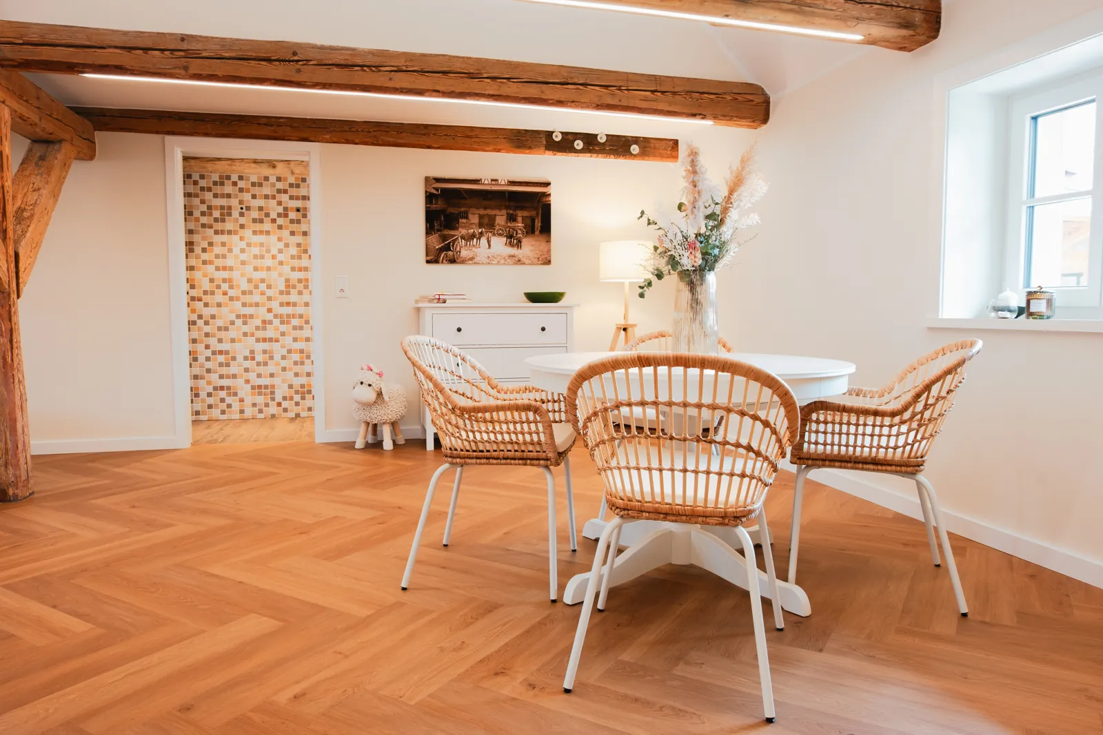 Apartment Anna — Essbereich unterm Giebel