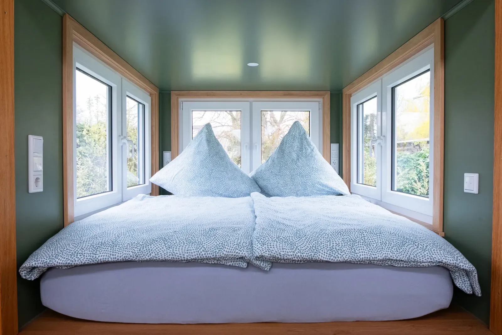 Tiny House — Schlafbereich mit grünem Akzent